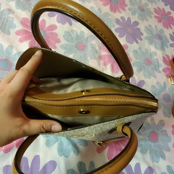 👜 Michael Kors Vanilla Mercer Large Dome Satchel - Picture 4 of 7